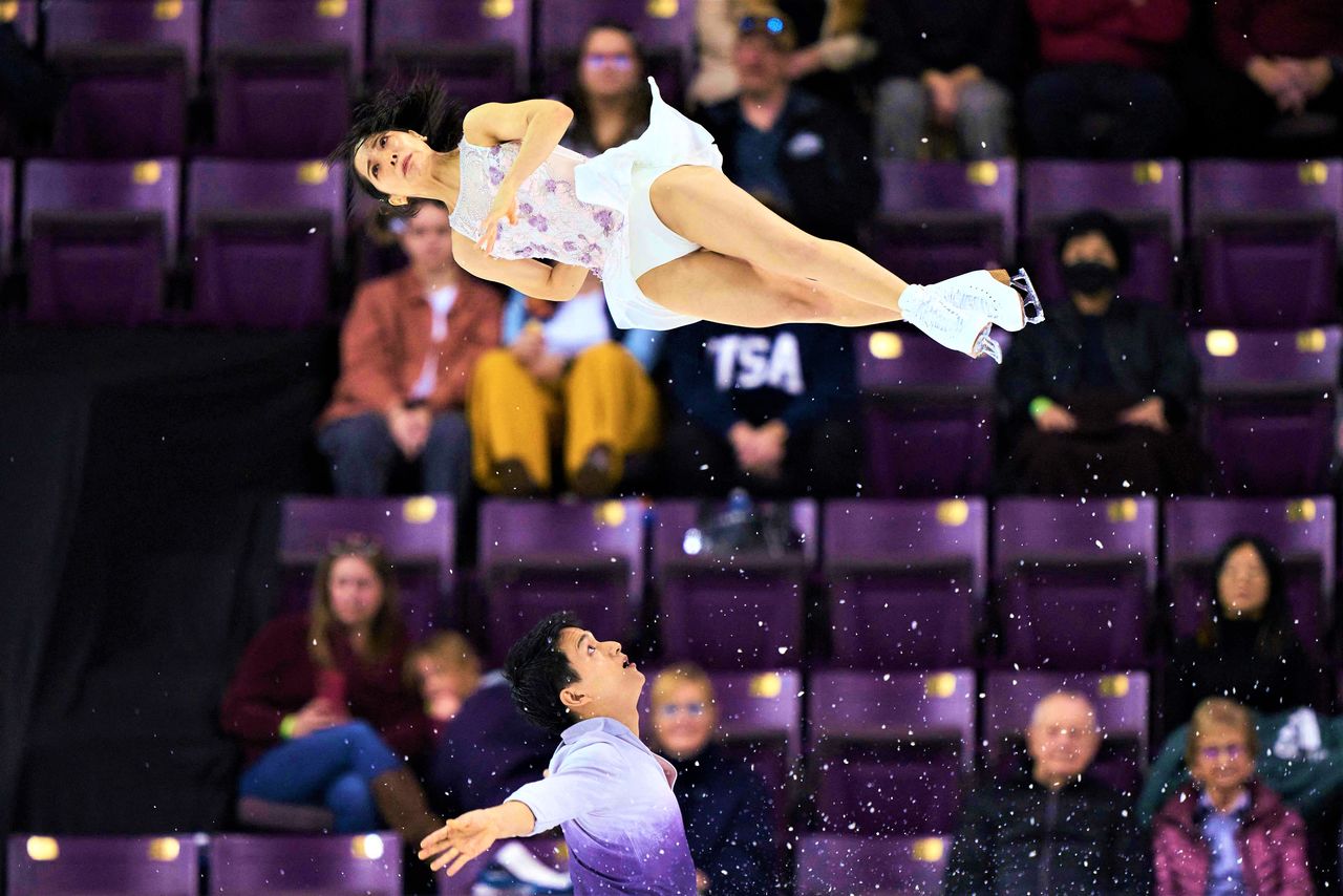 Miura, dans les airs et Mihara en action lors des Championnats des quatre continents de patinage artistique à Colorado Springs le 11 février 2023. (AFP/Jiji)
