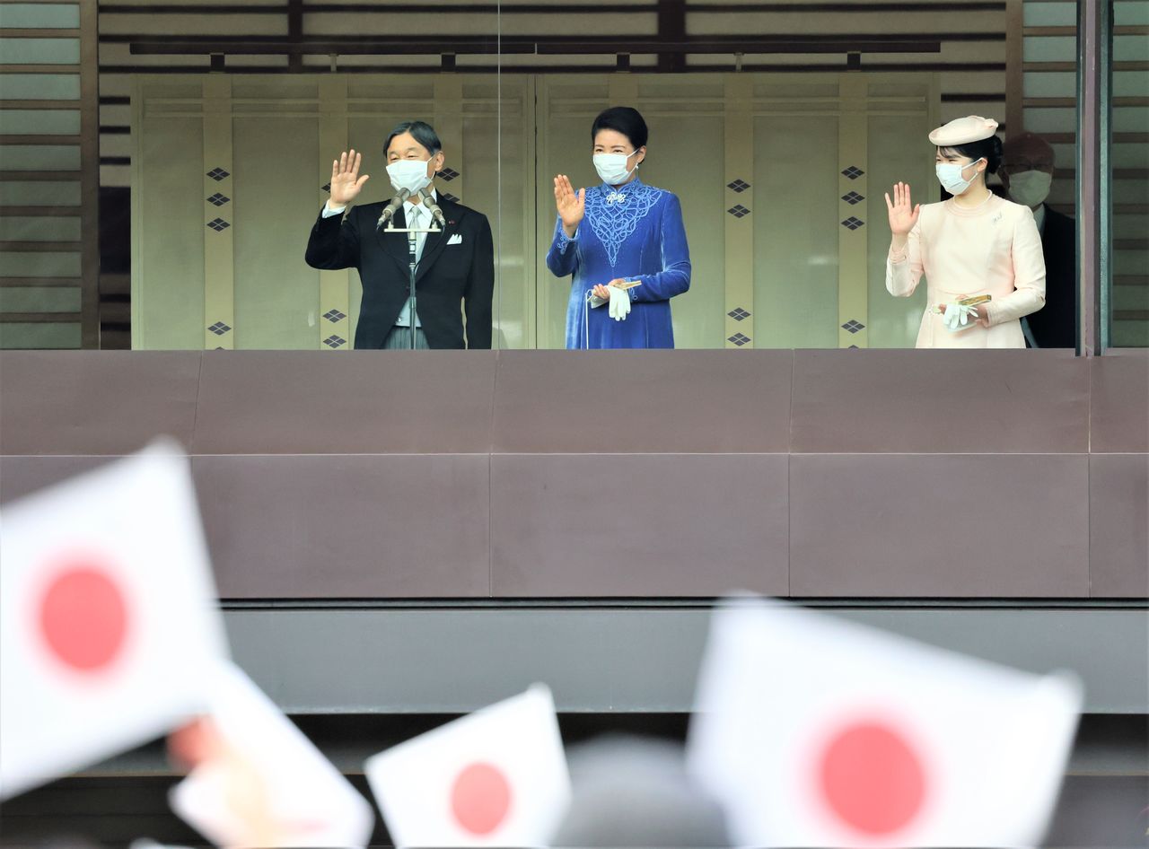 L'empereur Naruhito, l'impératrice Masako et la princesse Aiko saluant la foule au palais impérial le 23 mars. Jiji