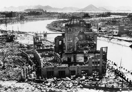 Le Hall de promotion industrielle de Hiroshima après le largage de la bombe. La structure meurtrie deviendra « le dôme de la bombe atomique ».