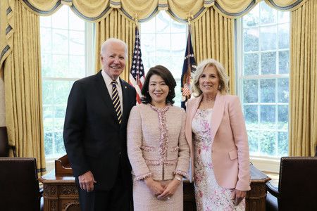Kishida Yûko (centre) et les époux Biden le 17 avril à la Maison blanche
