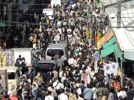 Le marché extérieur de Tsukiji, à Tokyo, où se trouvent de nombreux restaurants de poisson,  est très prisé des touristes (photo du 11 mars 2023).