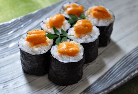 Fuji Oil propose de remplacer l’oursin, un aliment particulièrement onéreux, par de la crème de soja et de l‘huile, pour garder la texture onctueuse. L’oursin est souvent utilisé comme garniture de sushi ou mélangé avec des pâtes.