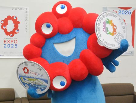 La mascotte de la prochaine exposition universelle a été baptisée « Myaku-Myaku ». En japonais, myaku myaku est une onomatopée (gitaigo) exprimant l’idée de continuité. Dans ce contexte, il indique donc l’espoir de transmettre aux générations futures la sagesse, l’histoire, la culture et les technologies japonaises à travers l’Expo universelle.