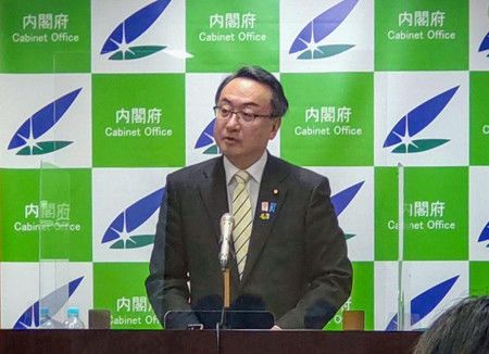 Okada Naoki, ministre d'État en charge des affaires relatives à Okinawa et aux Territoires du Nord.