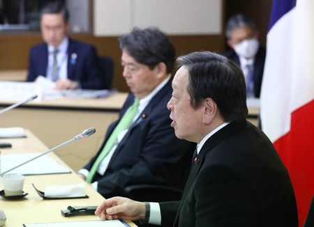 Au premier plan, le ministre de la Défense Hamada Yasukazu, à côté du ministre des Affaires étrangères Hayashi Yoshimasa.