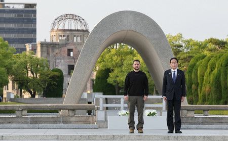 Le président Zelensky et le Premier ministre Kishida au Parc mémorial de la paix de Hiroshima le 21 mai