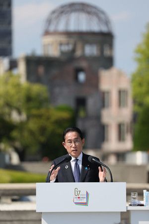 Le Premier ministre Kishida Fumio prononce un discours au Parc mémorial de la paix de Hiroshima.