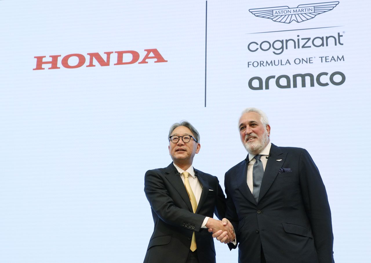 Le président de Honda, Mibe Toshihiro (à gauche), serrant la main de Lawrence Stroll, propriétaire d'Aston Martin F1, à Tokyo le 24 mai 2023 (Jiji Press).