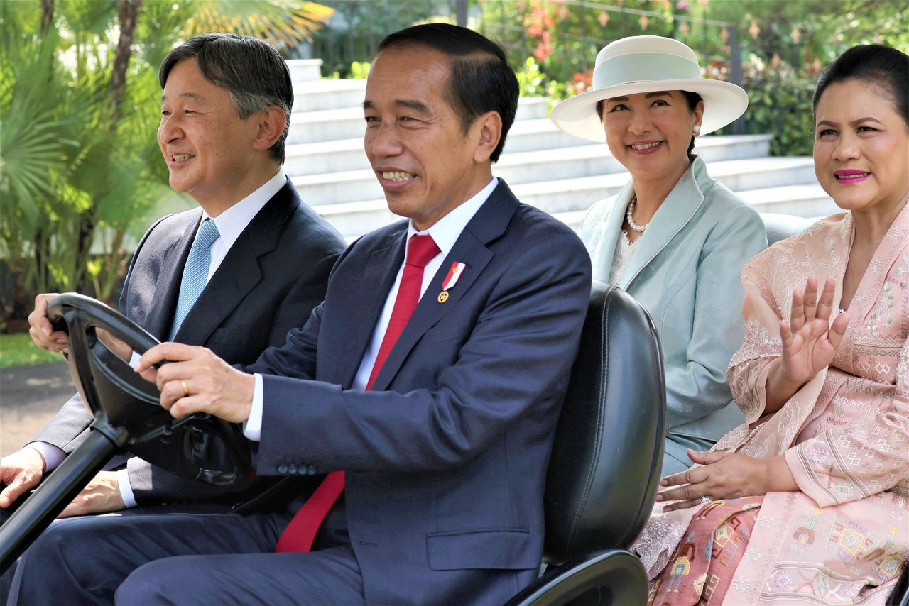 Le président indonésien Joko Widodo conduit l’empereur Naruhito et l’impératrice Masako (tous deux assis à droite) avec la Première dame d’Indonésie Iriana derrière lui, du palais Bogor au jardin botanique de Bogor le 19 juin 2023.  (Jiji)