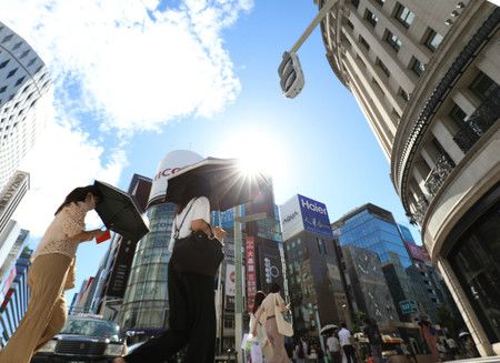 Les omrelles sont efficaces pour se protéger du soleil, dans le quartier de Ginza, Tokyo, le 11 août 2020.