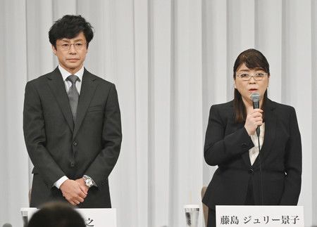 Higashima Noriyuki (gauche) prend la place de Julie Fujishima au poste de président de l'agence Johnny's.