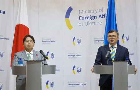 Le ministre des Affaires étrangères Hayashi Yoshimasa et son homologue ukrainien Dmytro Kuleba.