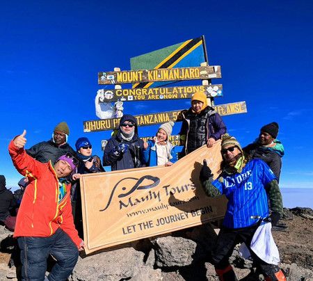 Banno Rei (au centre) tout sourire au sommet du Kilimandjaro