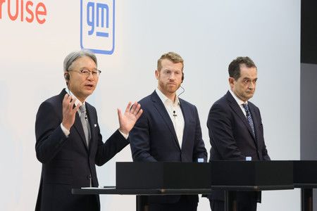 (gauche à droite) Mibe Toshihiro, PDG de Honda, Kyle Vogt, PDG de General Motors Cruise  et George Hansen, PDG de General Motors.
