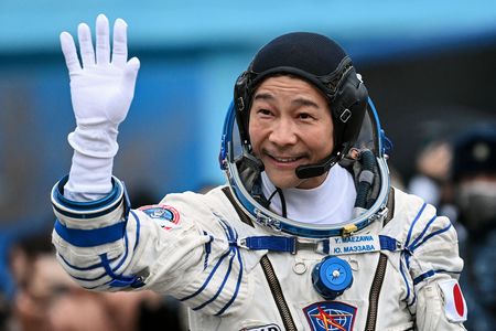 Maezawa Yûsaku en décembre 2021 avant son envol vers l'ISS.