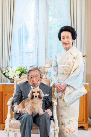 Le prince Masahito, la princesse Hanako et leur chien