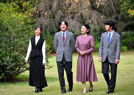 (gauche à droite) La princesse Kako, le prince Fumihito, son épouse la princesse Kiko et le prince Hisahito