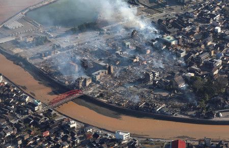 Le port de Wajima, où l'on observe encore les fumées des incendies survenus la veille (photo du 2 janvier au matin).
