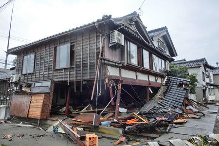 Une maison lourdement touchée dans la ville de Suzu (photo du 3 janvier).