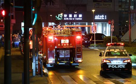Les secours présents aux alentours de la gare d'Akihabara dans la nuit du 3 au 4 janvier.