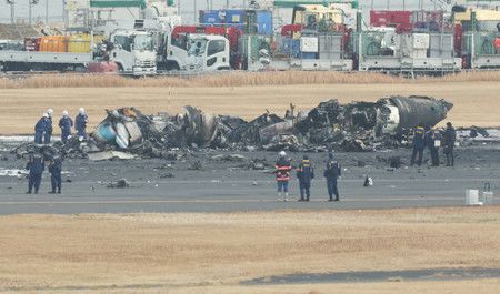 Les débris du bombardier Dash-8 (photo du 3 janvier)