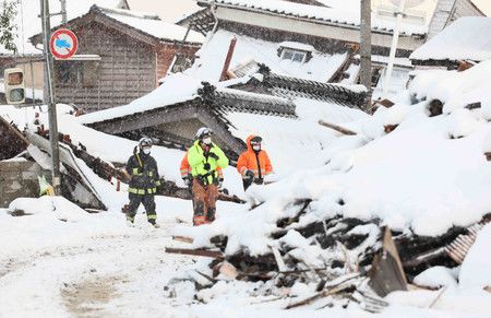 Des habitations effondrées dans la ville de Suzu.