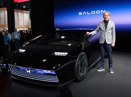 Le président de Honda Motor et le nouveau modèle « Saloon »