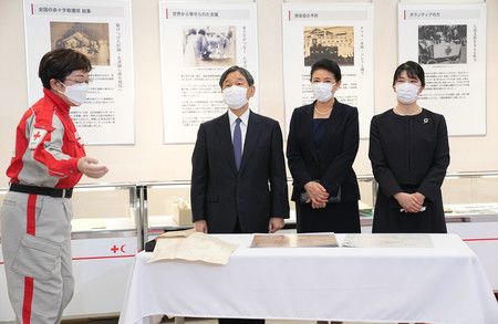La princesse Aiko en octobre 2023, assistant avec l'empereur et l'impératrice à une exposition sur le séisme du Kantô au siège de la Croix-Rouge japonaise.