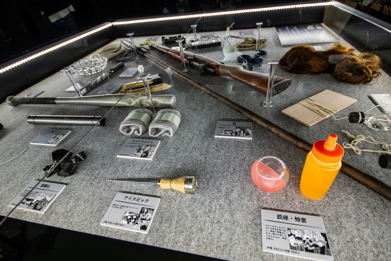 Une collection d'objets qui ont servi d'arme pour les crimes figurant dans le manga.