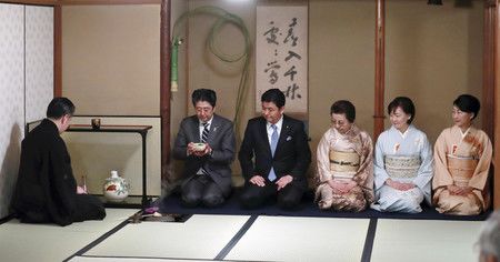 Abe Yôko (quatrième à gauche) et Abe Shinzô (deuxième à gauche) lors de la première cérémonie du thé de l'année de l'école Omotosenke (en janvier 2019, à Tokyo).