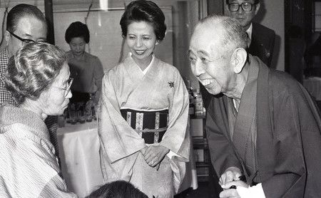 Abe Yôko (centre) lors de la soirée d'anniversaire de son père Kishi Nobusuke (droite) en 1981.
