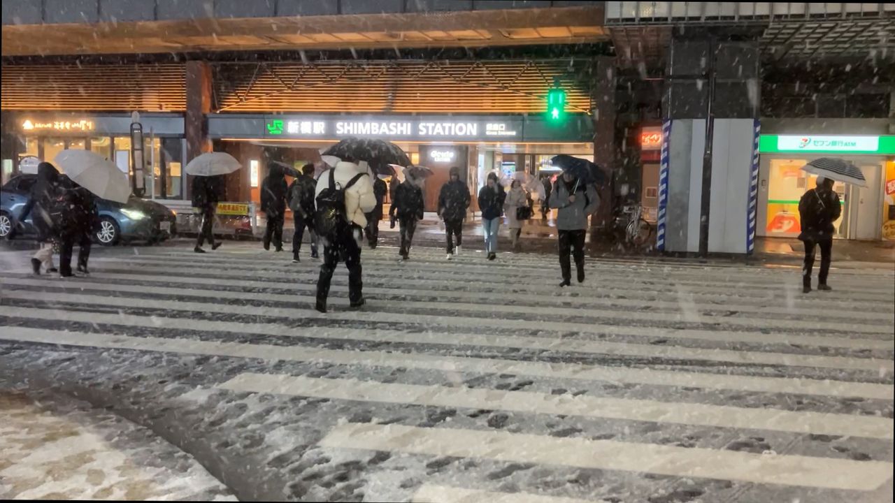 [Vidéo] À Tokyo, les alentours de la gare de Shinbashi sous la neige