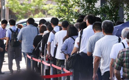 Une longue file de personnes venues assister à la première audience, le 12 septembre.