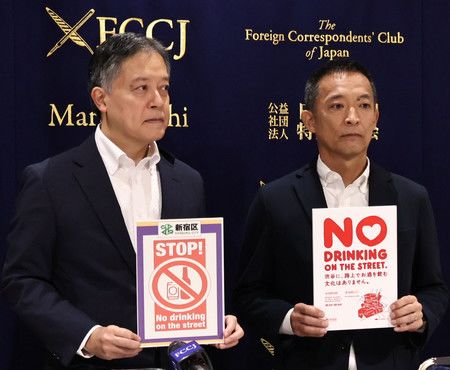 Le maire de l’arrondissement de Shibuya Hasebe Ken (gauche) et celui de l’arrondissement de Shinjuku, Yoshizumi Ken'ichi, en conférence de presse le 7 octobre.