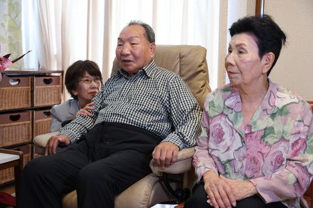 Hakamada Iwao (centre) et sa sœur Hideko (droite)