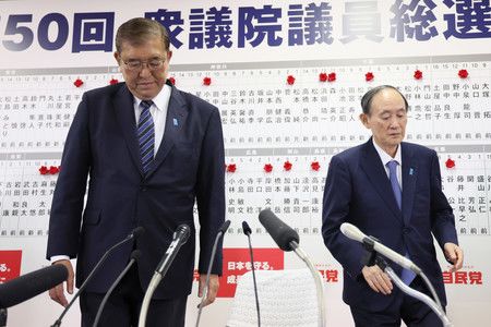 Le Premier ministre Ishiba Shigeru et président du Parti libéral-démocrate (gauche), et Suga Yoshihide, le vice-président, le 27 octobre.