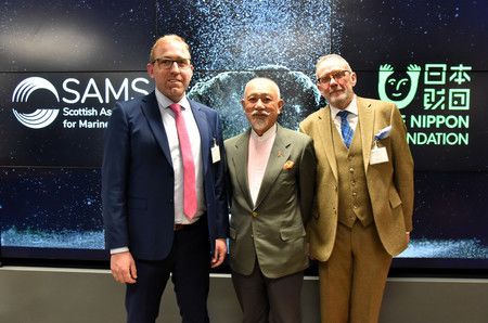 Sasakawa Yôhei, le président de la Nippon Foundation (centre) et le professeur Andrew Sweetman (gauche), à Londres le 17 janvier.