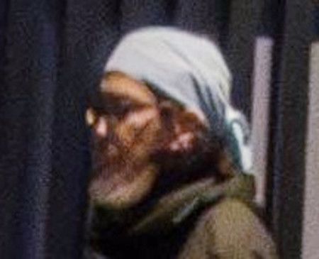 Image du suspect prise par les caméras de surveillance juste avant l'attaque.