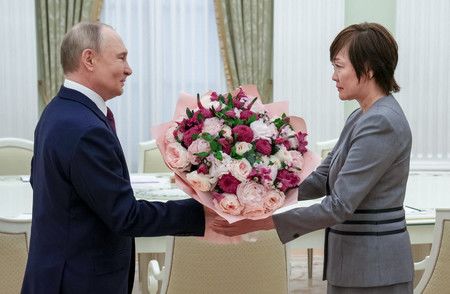 Abe Akie recevant un bouquet de fleurs de la part de Vladimir Poutine, le 29 mai au Kremlin.