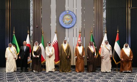 Le ministre des Affaires étrangères japonais Iwaya Takeshi (deuxième depuis la droite) et ses homologues des États membres du CCG, le 1er septembre .