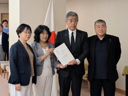Le ministre des Affaires étrangères japonais Iwaya Takeshi (deuxième à partir de la gauche), et des membres de l'Association transpartisane de députés.