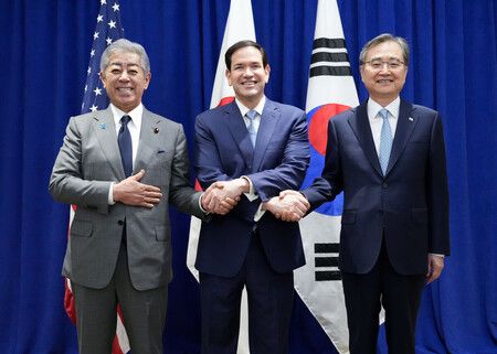 (gauche à droite) Iwaya Takeshi, Marco Rubio et Cho Hyun