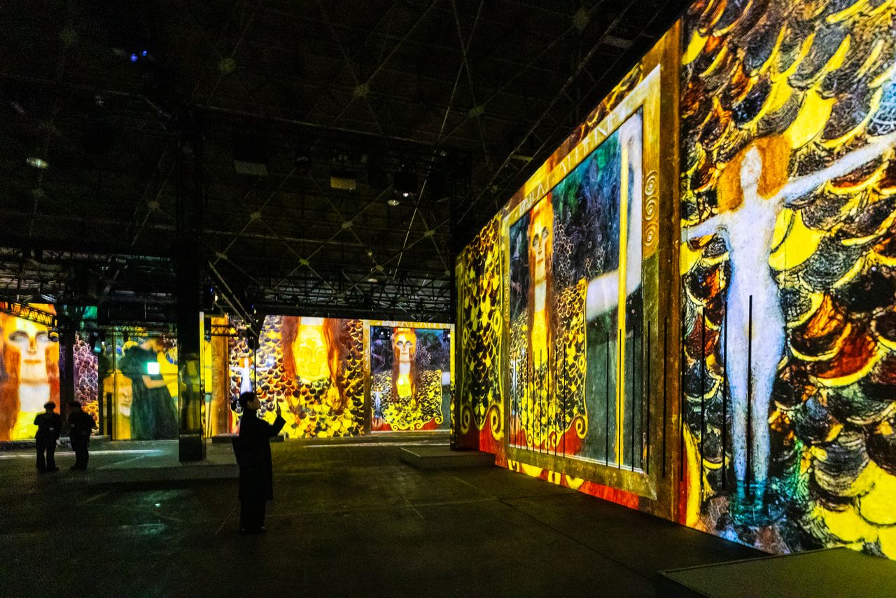 Quelque 170 chefs-d'œuvre de Klimt sont projetés avec un niveau de détail exceptionnel, permettant d'apprécier pendant 40 minutes leur sensualité et leur richesse décorative.