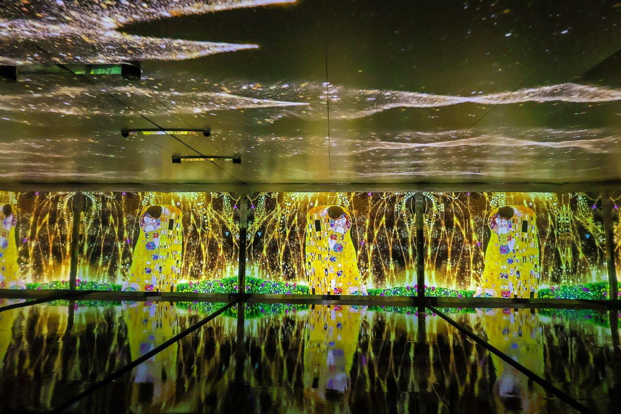 Une salle recouverte de miroirs crée l'illusion d'une succession infinie de chefs-d'œuvre.