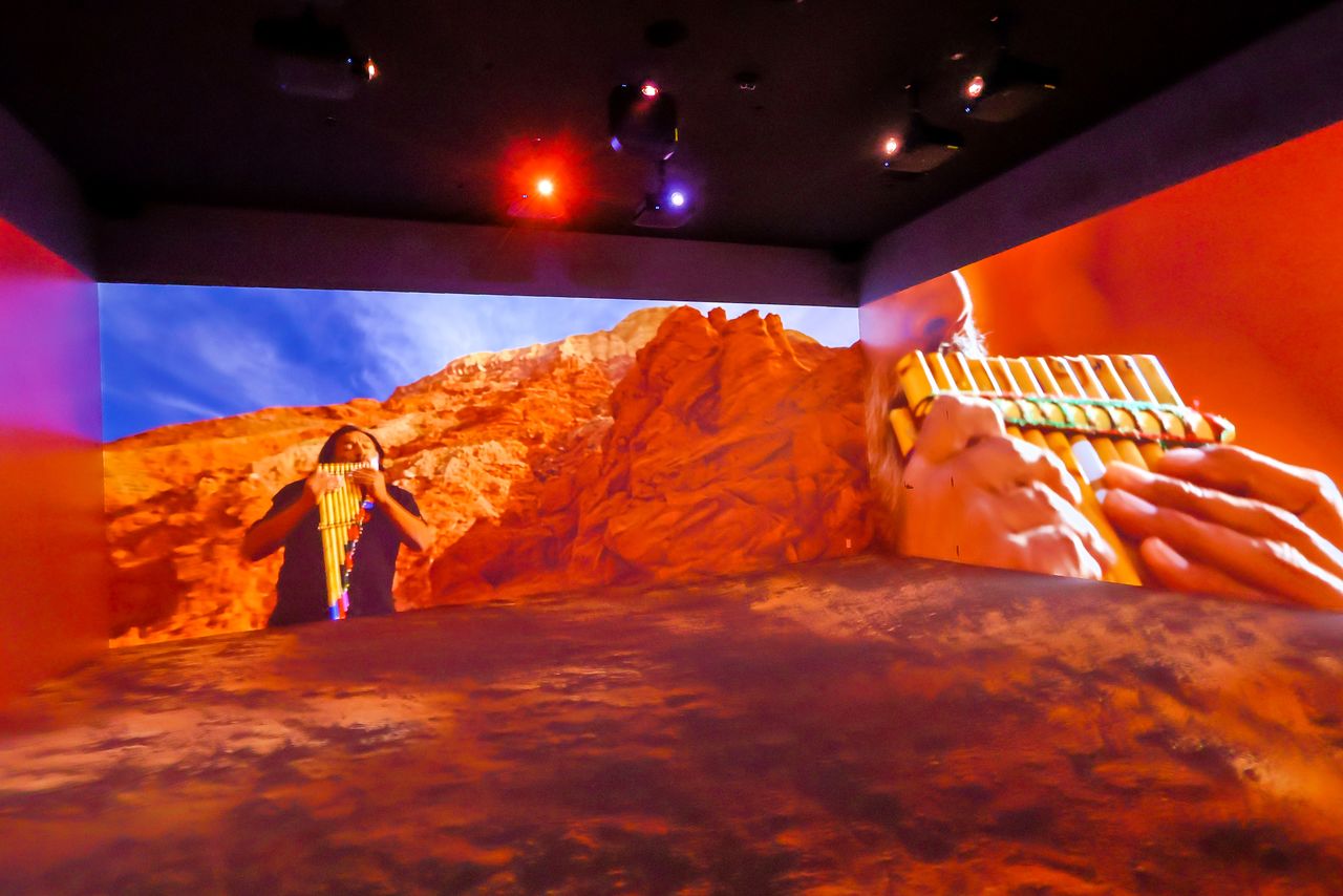 Avec des projections sur les quatre murs et au sol, le visiteur peut profiter d'un petit voyage à la découverte de chansons populaires et d'instruments ethniques.