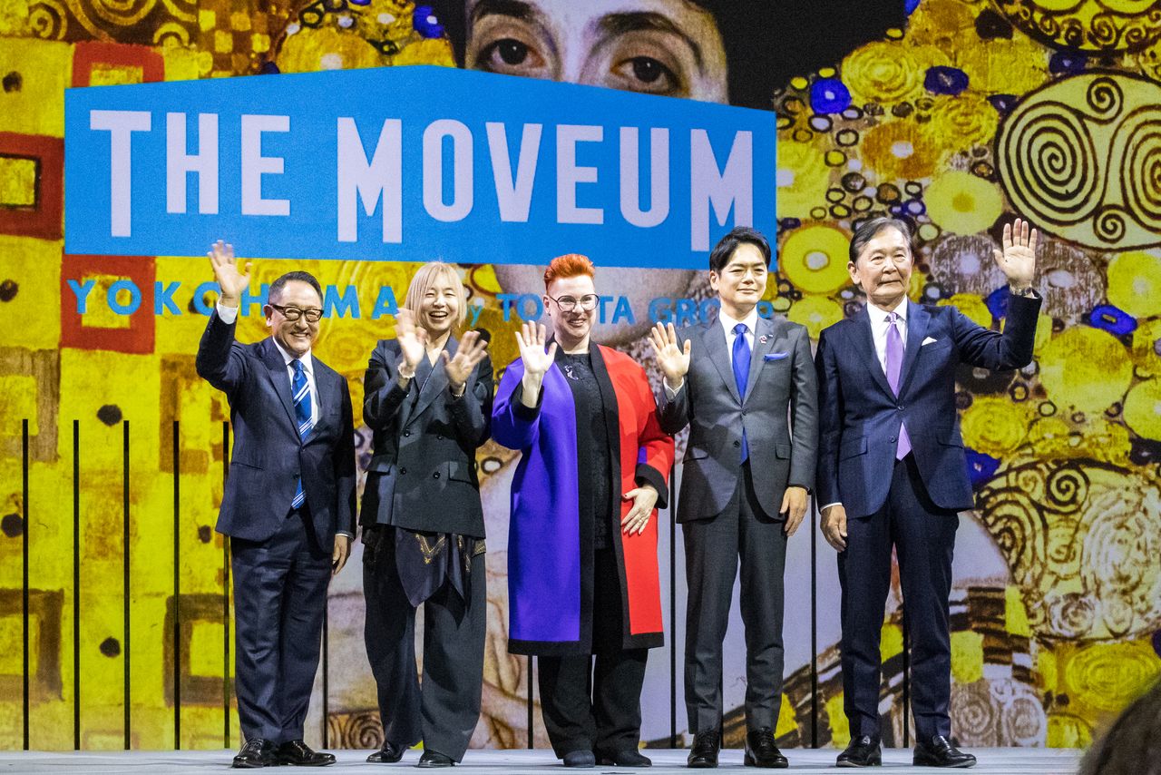 Le président du conseil d'administration Toyoda Akio (à l'extrême gauche) et la productrice de « Listen. », l’actrice Yamaguchi Tomoko (deuxième à gauche), ont notamment participé à la réception inaugurale précédant l'ouverture.