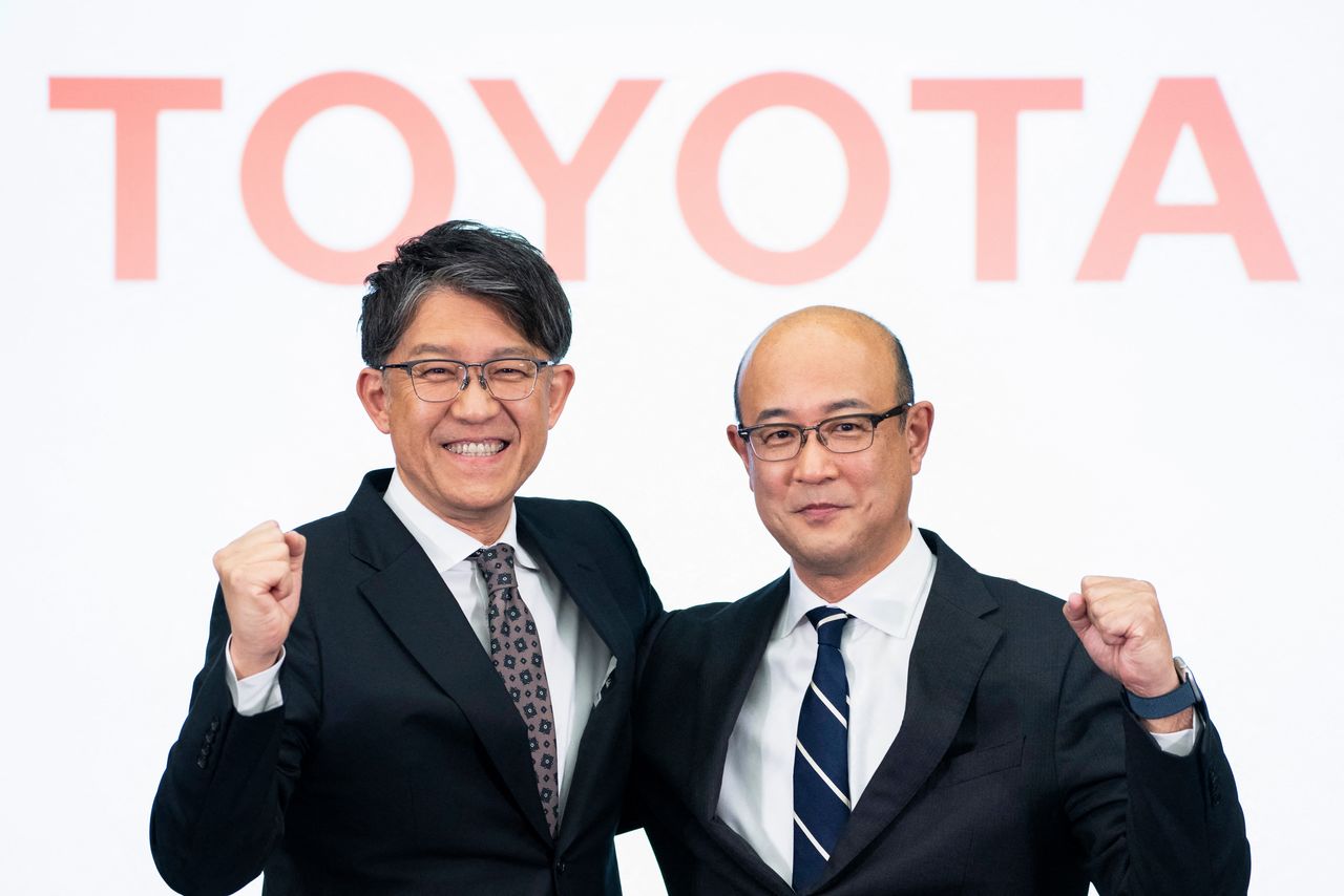 Le directeur-général de Toyota, Satô Kôji (à gauche), avec Kon Kenta, son successeur. (Jiji)