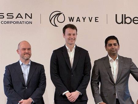 Le PDG de Nissan, Ivan Espinosa (gauche) et deux dirigeants de Wayve Technologies et Uber Technologies (respectivement au centre et à droite), le 12 mars à Tokyo.