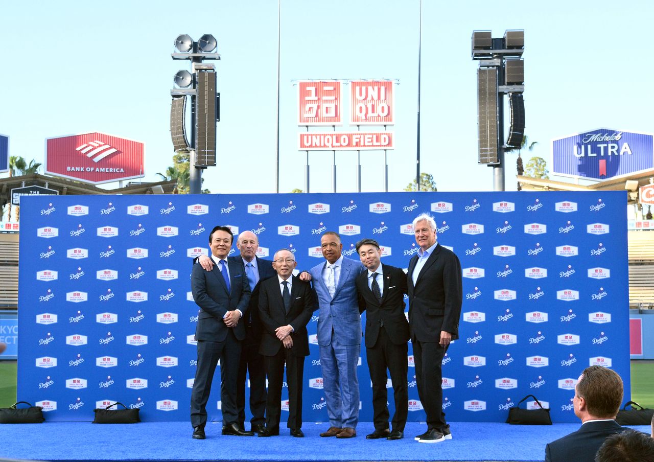 Yanai Tadashi, troisième à partir de la gauche, président et chef de la direction de Fast Retailing, dont Uniqlo est la maison mère, et le manager des Dodgers de LA, Dave Roberts, quatrième à partir de la gauche, à Los Angeles, le 25 mars 2026. (© Jiji)