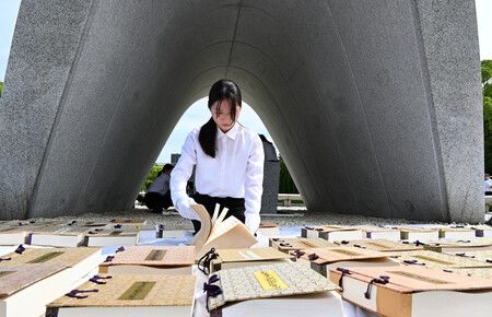 Les 130 volumes du registre des morts de la bombe de Hiroshima ont été exposés à l’air libre